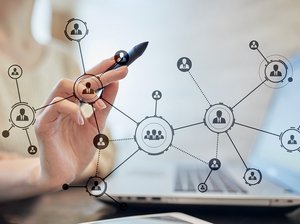 Betriebsorganisation, Foto: Adobe Stock/Wright Studio Betriebsorganisation an einem Chart