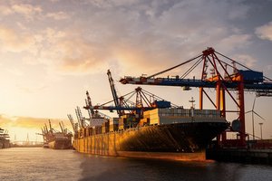 Hafenkräne, Foto: Adobe Stock/M.Mphoto Hafenkräne
