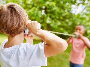 Technikbegeisterung fängt schon in der Jugend an, Foto: Adobe Stock, Robert Kneschke Kinder mit Dosentelefon