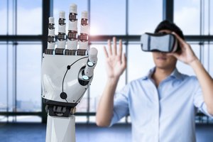 Ferngesteuerte Robo-Hand, Foto: Adobe Stock, Kittipong Jirasukhanont Ferngesteuerte Robo-Hand