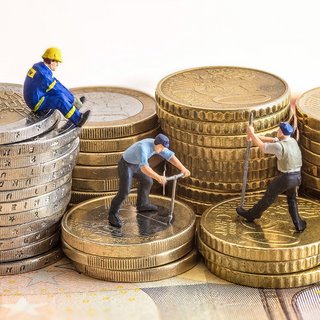 Foto: Adobe Stock/Ferkelraggae Menschen und Geld