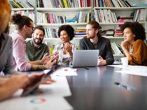 Beschäftigung, Foto: Adobe Stock/NDABCreativity Beschäftigung, Teambildung, Gemeinschaft