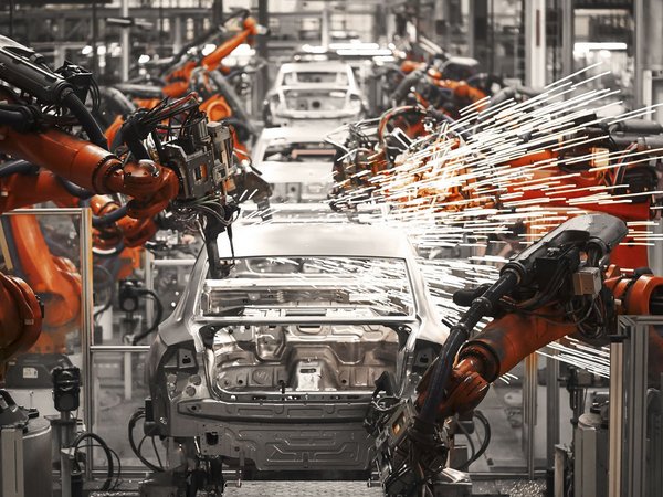 Roboter schweißen Autokarosserien am Fließband. Foto: Adobe Stock/jeson Autos mit Schweißrobotern